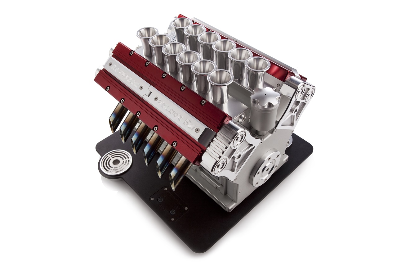 以V型引擎作為設計概念，打造全金屬義式膠囊咖啡機